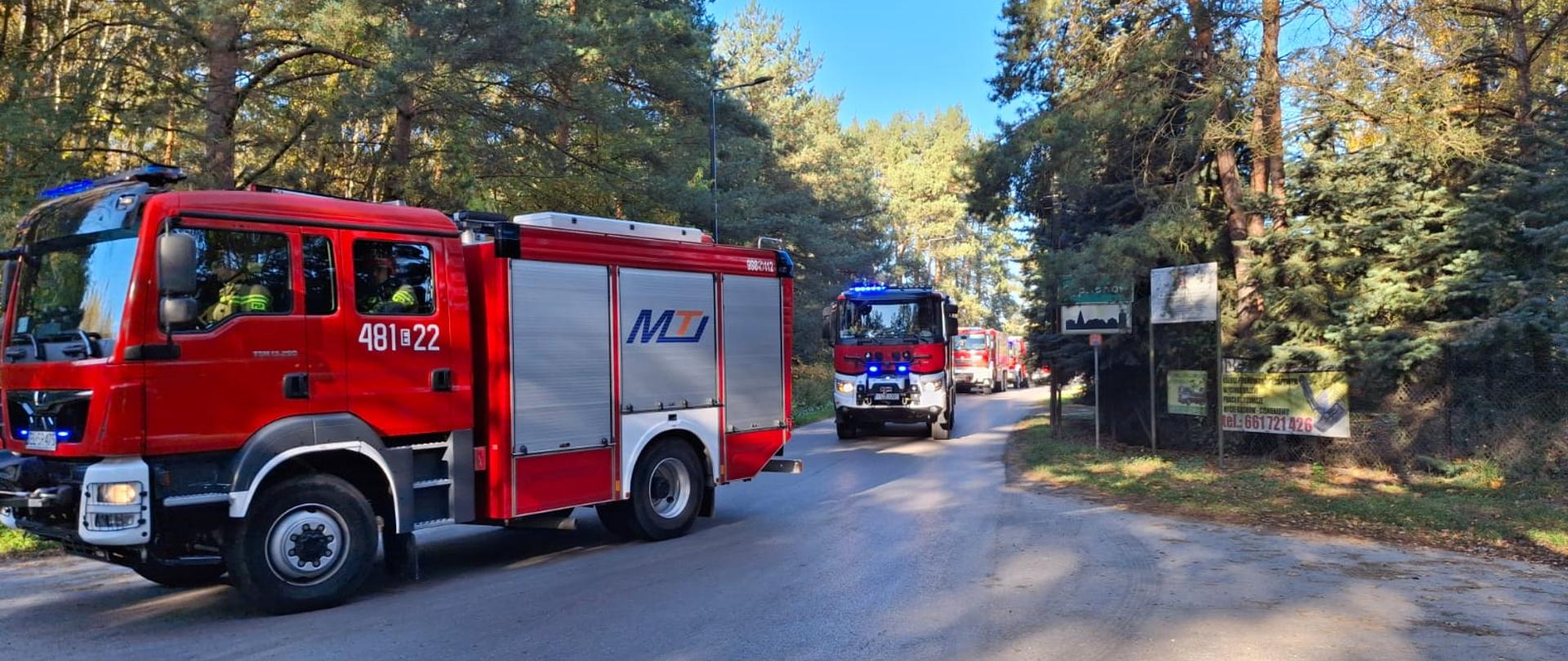 Zdjęcie przestawia pojazdy ratowniczo-gaśnicze przemieszczające się do punktu koncentracji sił i środków 