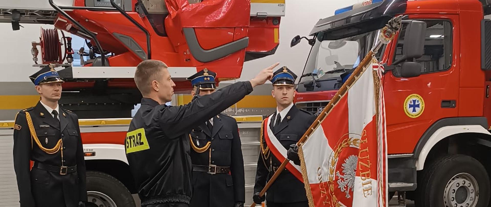 Zbiórka z okazji ślubowania nowego strażaka KM PSP Olsztyn oraz z okazji wręczenia awansów w stopniach podoficerskich oraz nagród Ministra Spraw Wewnętrznych i Administracji