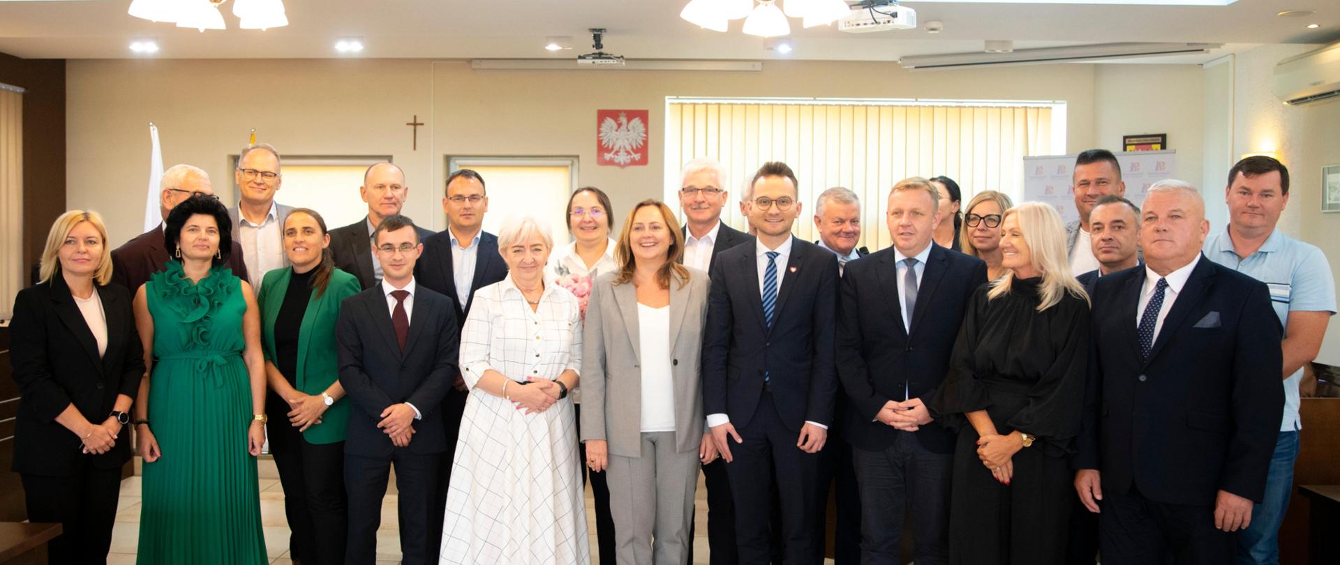 Pamiątkowa fotografia uczestników spotkania w Starostwie Powiatowym w Radomsku. 