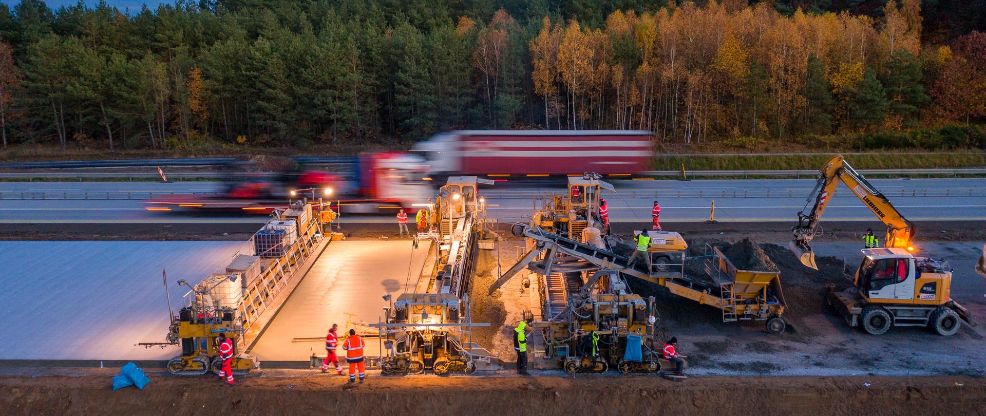 Układanie nawierzchni betonowej na odcinku A1 Kamieńsk - Radom