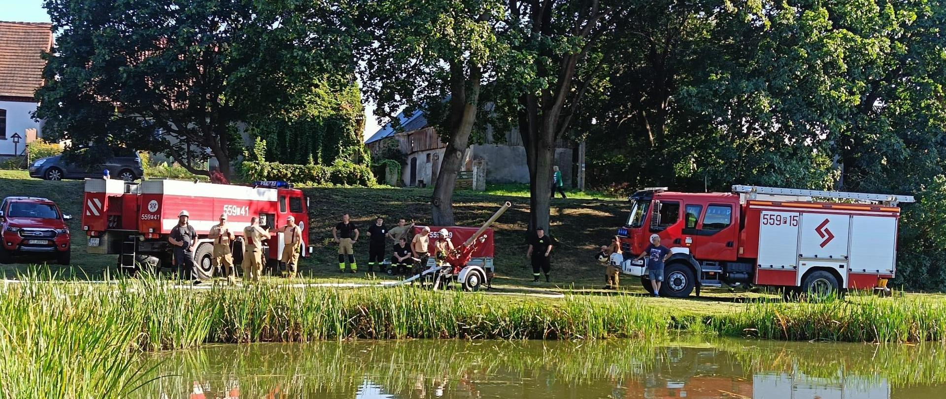 Strażacy podczas ćwiczeń.