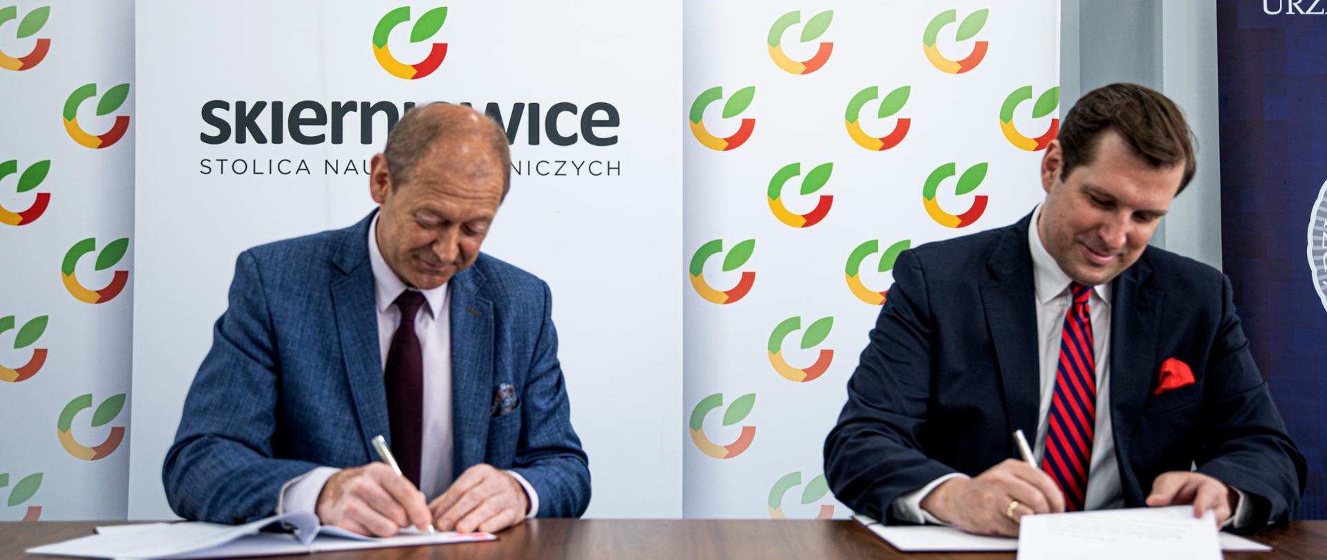 Wojewoda łódzki Tobiasz Bocheński i samorządowcy z województwa łódzkiego podpisują umowy na rozwój infrastruktury drogowej 
