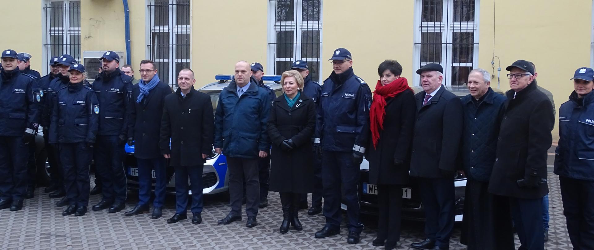 Uroczystość przekazania radiowozów ciechanowskiej policji.