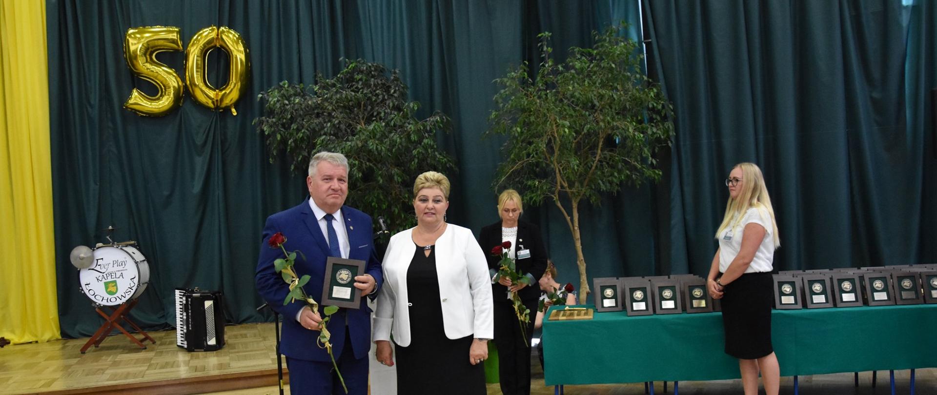 Wicewojewoda Mazowiecki z pamiątkowym medalem.