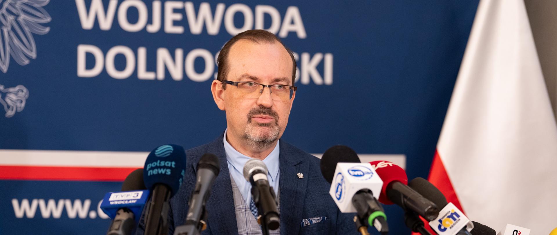 Wojewoda Dolnośląski podczas konferencji prasowej