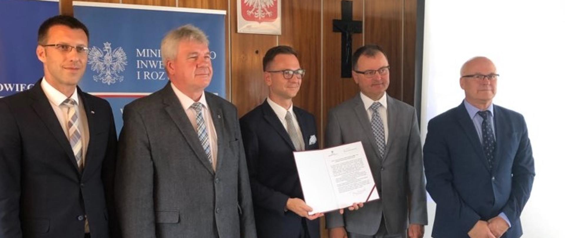 Na zdjęciu moment przekazania listu z decyzją Ministra Jerzego Kwiecińskiego w sprawie budowy mostu na Narwi. 