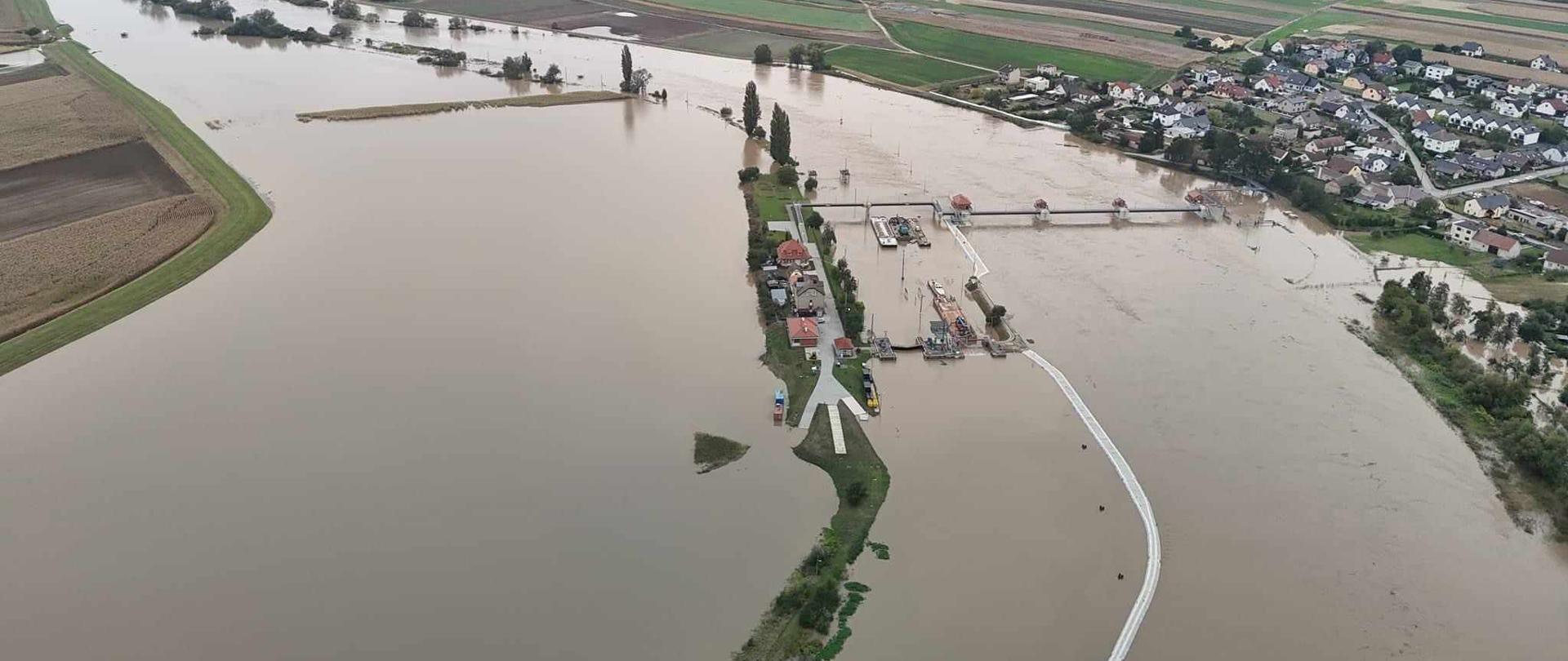 Śluza i jaz w Opolu-Groszowicach po przejściu fali wezbraniowej na Odrze