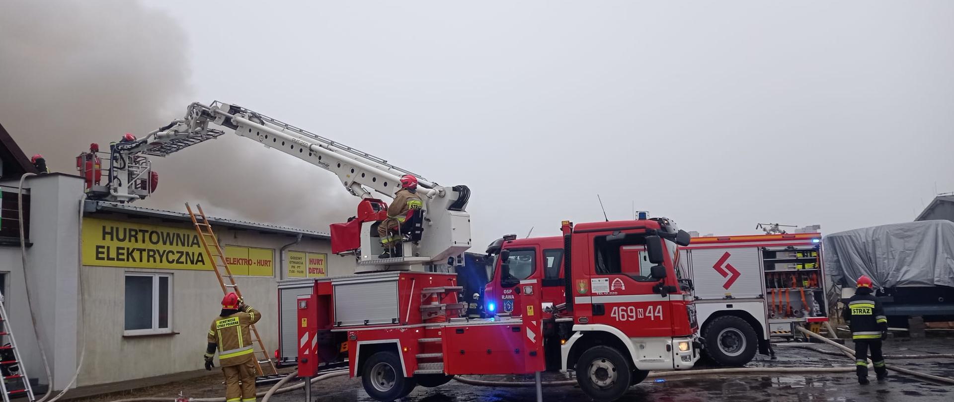 Obrona budynku biurowo socjalnego z użyciem podnośnika. 