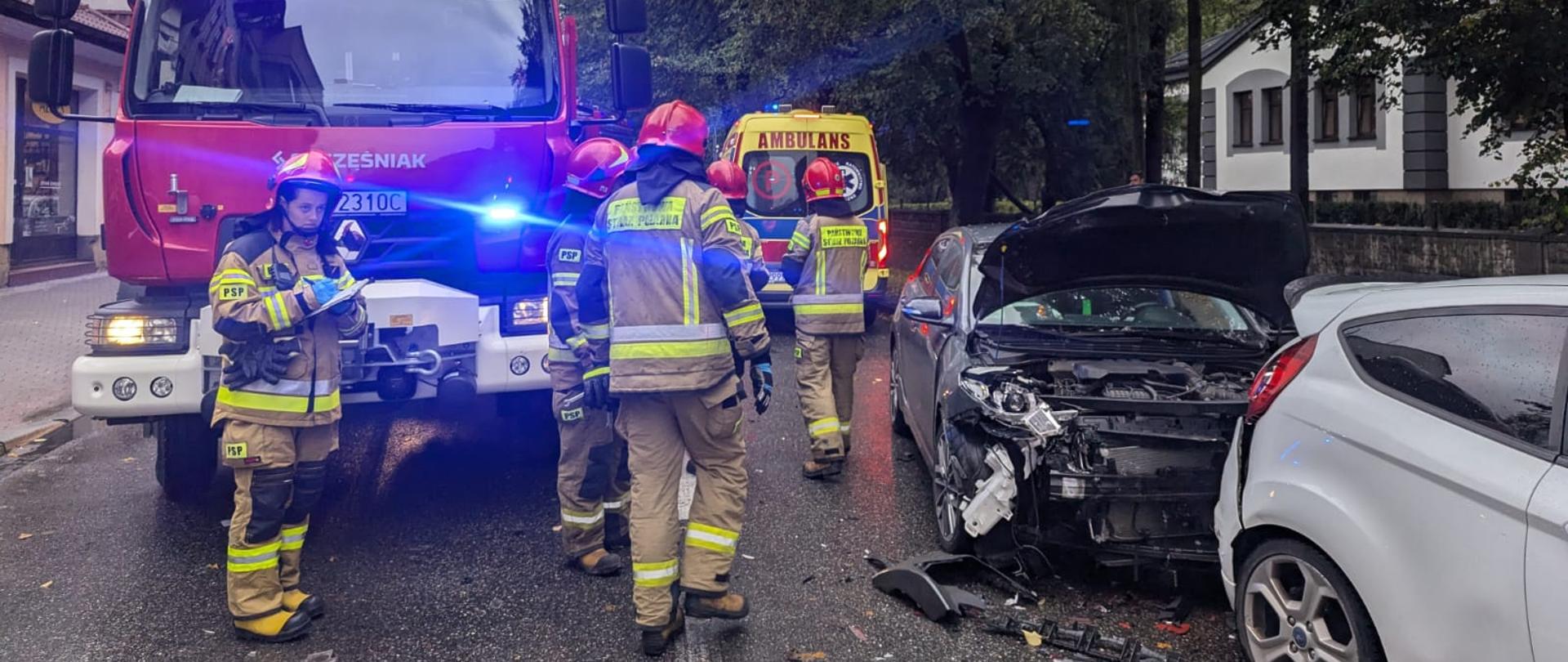 Samochód pożarniczy, strażacy oraz rozbite samochody