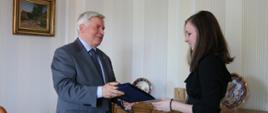 Prezydent Krosna wręcza Julii Durał dyplom