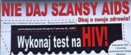 II miejsce – grafika utrzymana w czarno – białej konwencji z czerwonymi akcentami. Przedstawia grupkę ludzi stających w kolejce w przychodni PKD. Osoby ze sobą rozmawiają na temat testowania na HIV. U góry duży napis „Nie daj szansy AIDS”, natomiast u dołu „Twoje zdrowie jest najważniejsze – testuj się regularnie!”. 