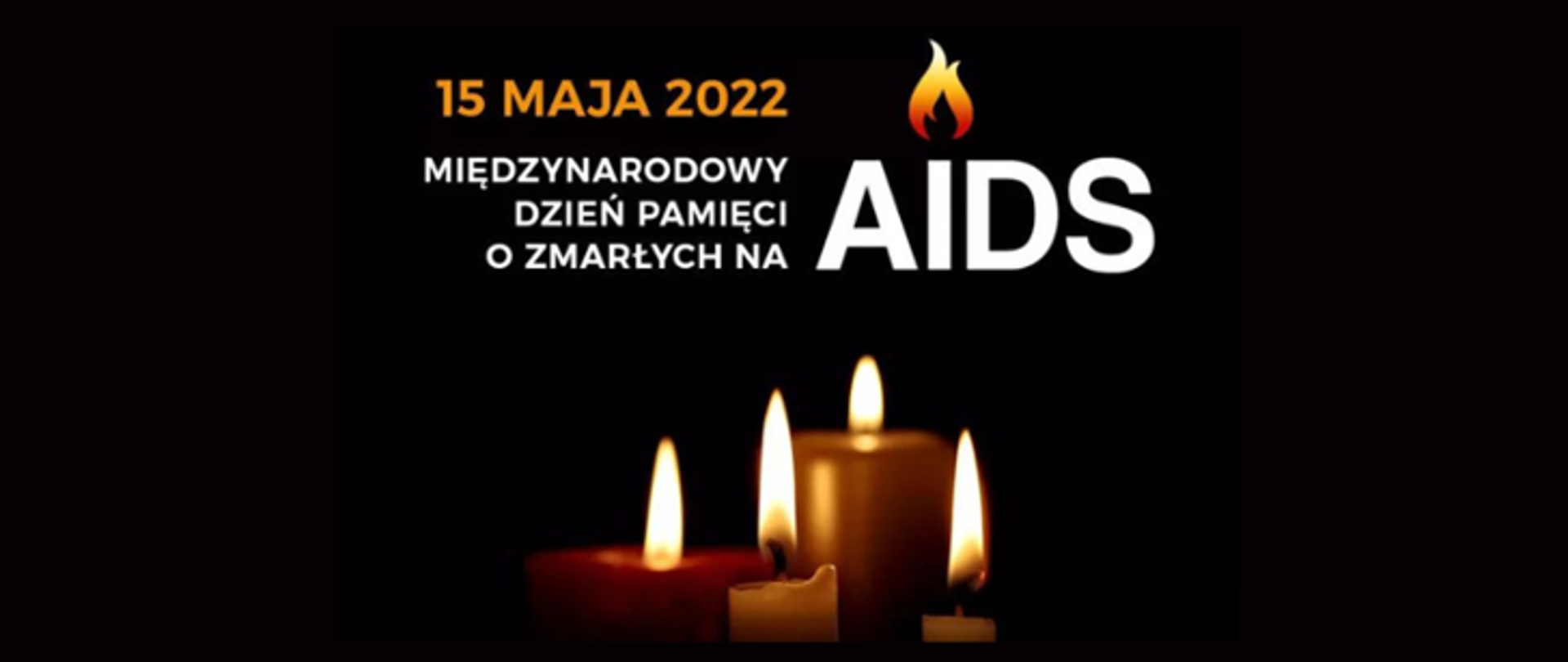 Na grafice w centrum widoczne są świece. Powyżej znajduje się napis: 15 MAJA 2022 MIĘDZYNARODOWY DZIEŃ PAMIĘCI O ZMARŁYCH NA AIDS. Tło jest koloru czarnego.