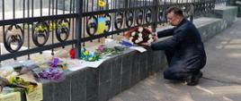 Ambasada Ukrainy-złożenie kwiatów przez Ambasadora Radosława Gruka