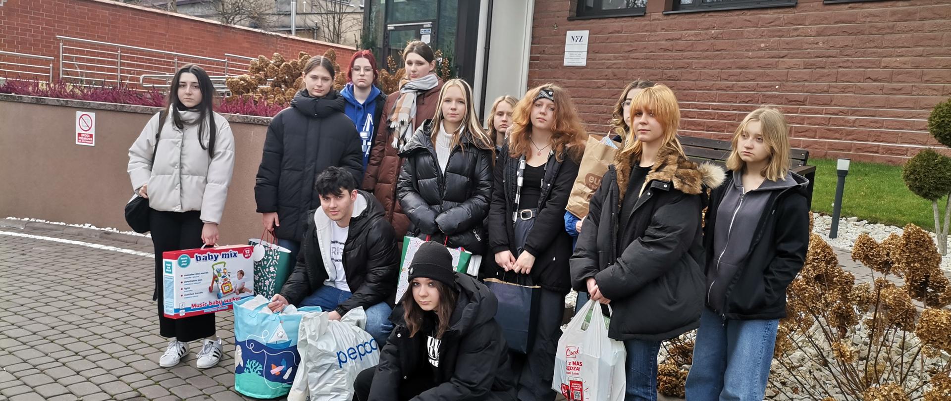 Uczniowie klasy 1 gm PLSP przed budynkiem Centrum Opieki Hospicyjnej w Częstochowie