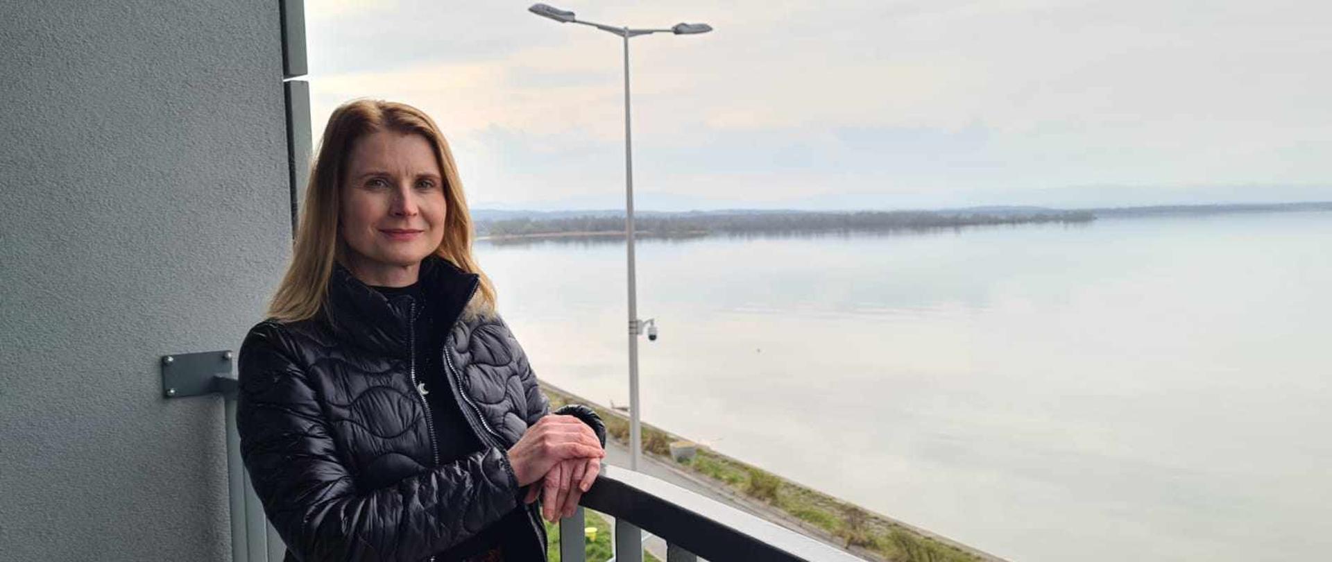 Sylwia Rogalska - Dyrektor Zarządu Zlewni w Nysie na tle zbiornika Nysa.