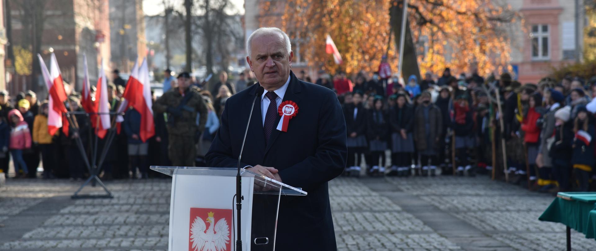 Wojewoda przemawia na placu stojąc przy mównicy