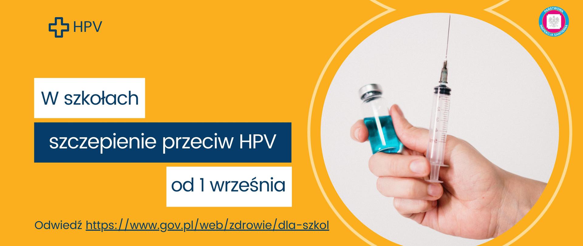 Po prawej stronie grafiki znajduje się dłoń ze strzykawką oraz ampułką z preparatem szczepiennym. Po lewej stronie grafiki znajduje się napis W szkołach szczepienie przeciw HPV od 1 września na białych i granatowym tle. 