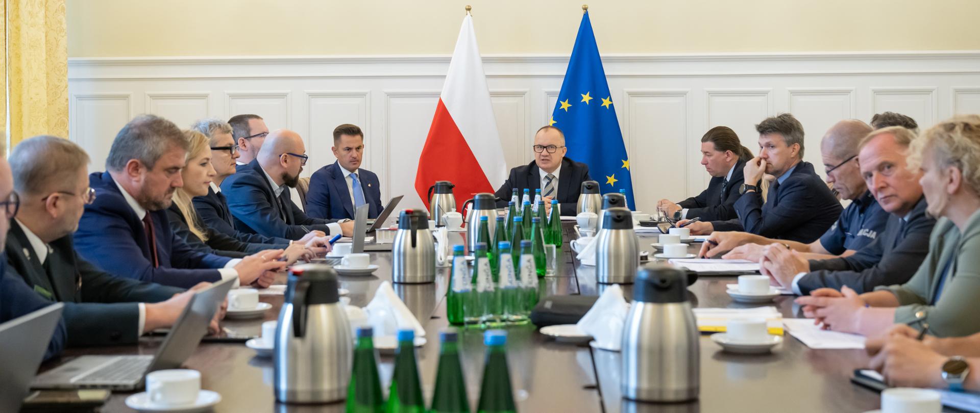 Wicemister infrastruktury Stanisław Bukowiec w trakcie spotkania międzyresortowego zespołu na rzecz poprawy bezpieczeństwa w ruchu drogowym