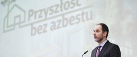 Wiceminister Ignacy Niemczycki wygłasza przemówienie na konferencji Przyszłość bez azbestu 