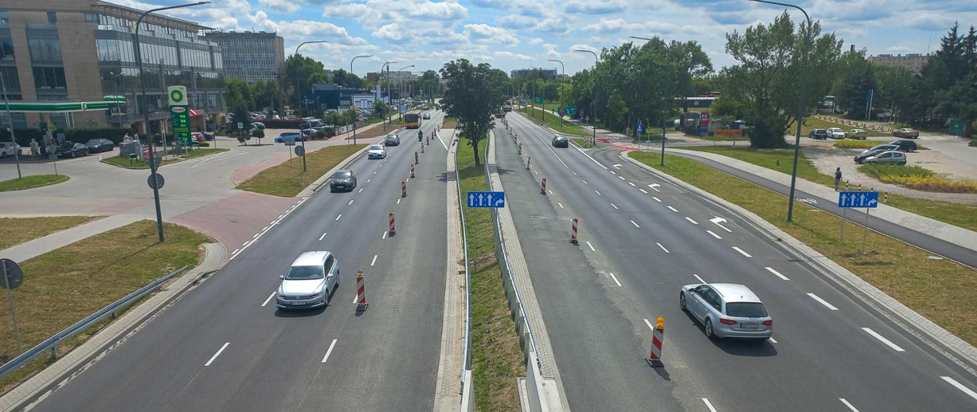 Przebudowany odcinek DK79 w Piasecznie tuż przed oddaniem do ruchu. Droga widziana z powietrza, po lewej stronie widoczna stacja benzynowa, a po prawej parking.