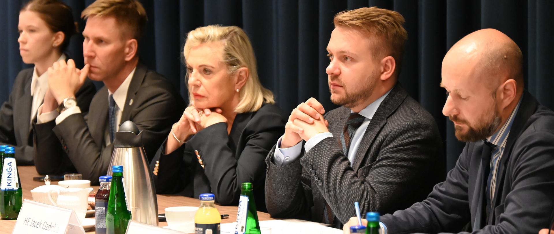 Przy stole pięć osób z delegacji polskiej. W centralnej części siedzi wiceminister klimatu i środowiska Jacek Ozdoba, a obok niego ambasador RP we Włoszech Anna Maria Anders.