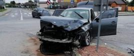 Na zdjęciu znajduje się pojazd marki BMW z uszkodzonym pasem przednim. 