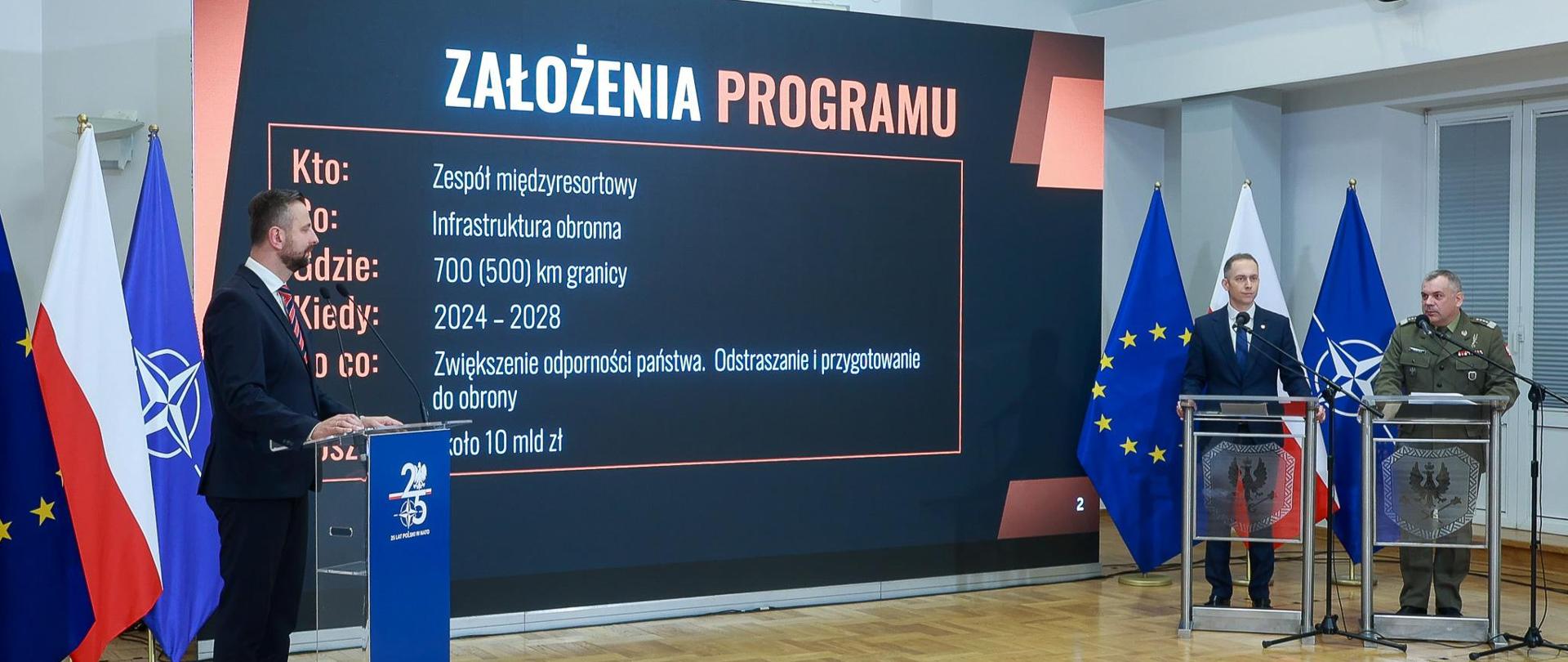 27 maja 2024 r. w siedzibie Sztabu Generalnego Wojska Polskiego, Władysław Kosiniak-Kamysz, wicepremier - minister obrony narodowej wraz z Cezarym Tomczykiem, wiceministrem obrony narodowej i gen. Wiesławem Kukułą, szefem SGWP przedstawili informację na temat programu "Tarcza Wschód". Fot. Krzysztof Niedziela/CO MON