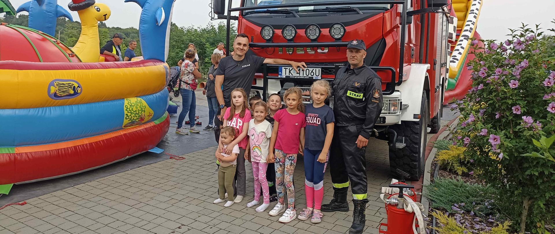 Zdjęcie przedstawia uczestników spotkania w ramach projektu „Samborzec-e bezpieczna gmina” oraz strażaków