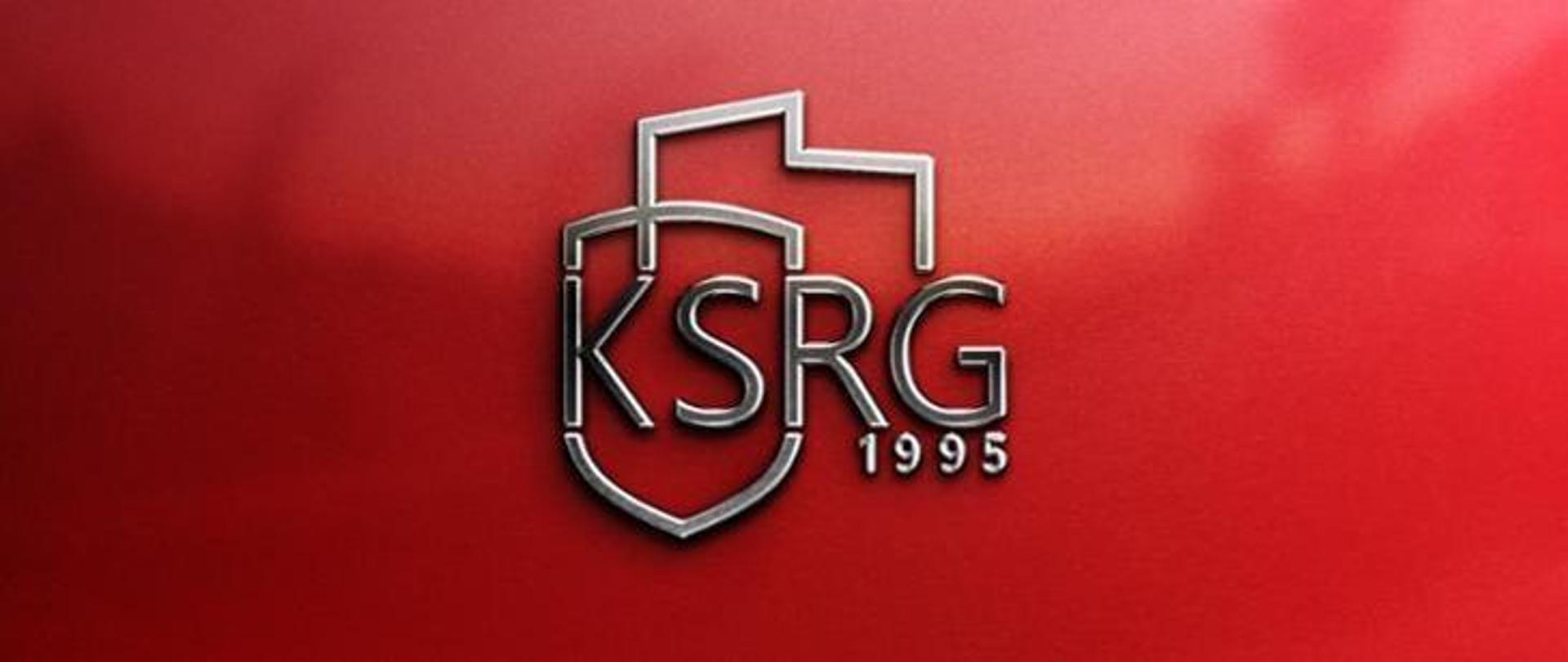 na czerwonym tle graficznie przedstawiony napis KSRG 1995 z fragmentem konturu Polski