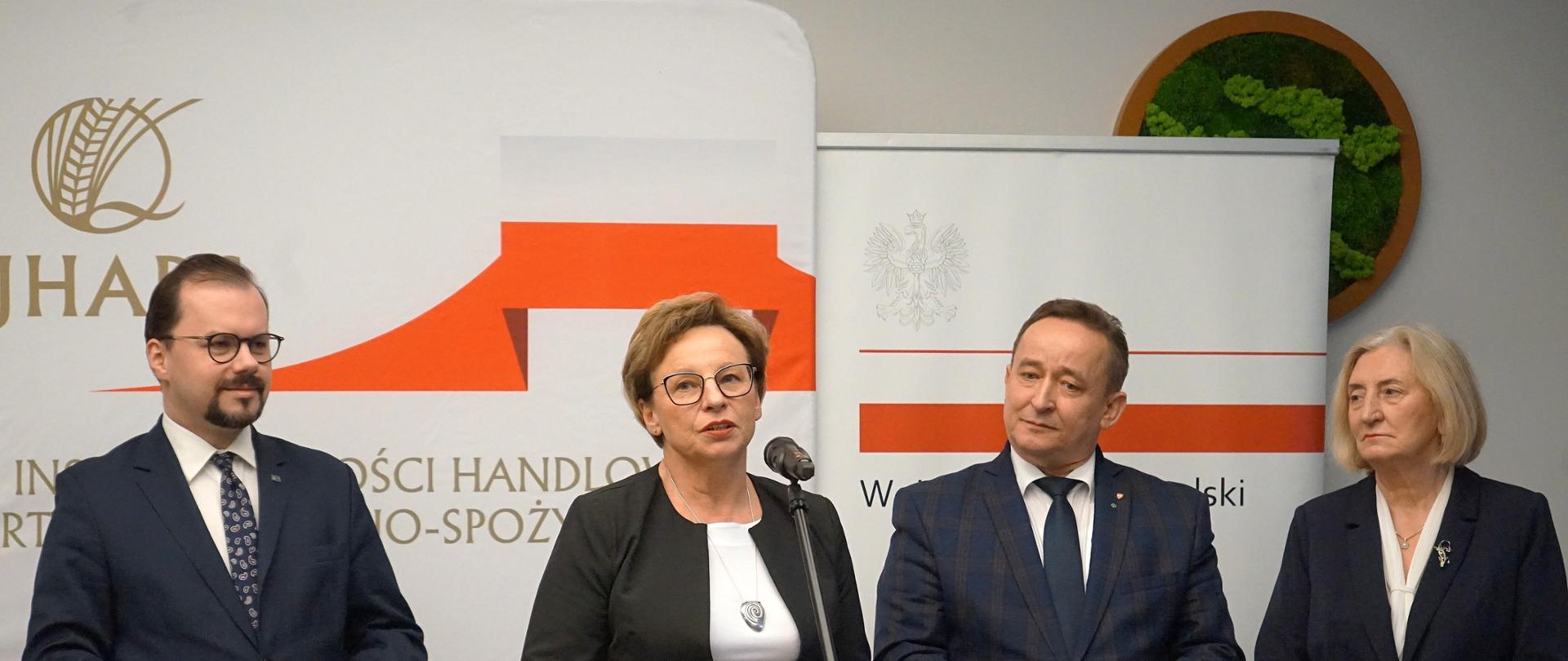 Maria Jaśkiewicz Wielkopolski Wojewódzki Inspektor JHARS przemawia na briefingu prasowym w siedzibie WIJHARS w Poznaniu