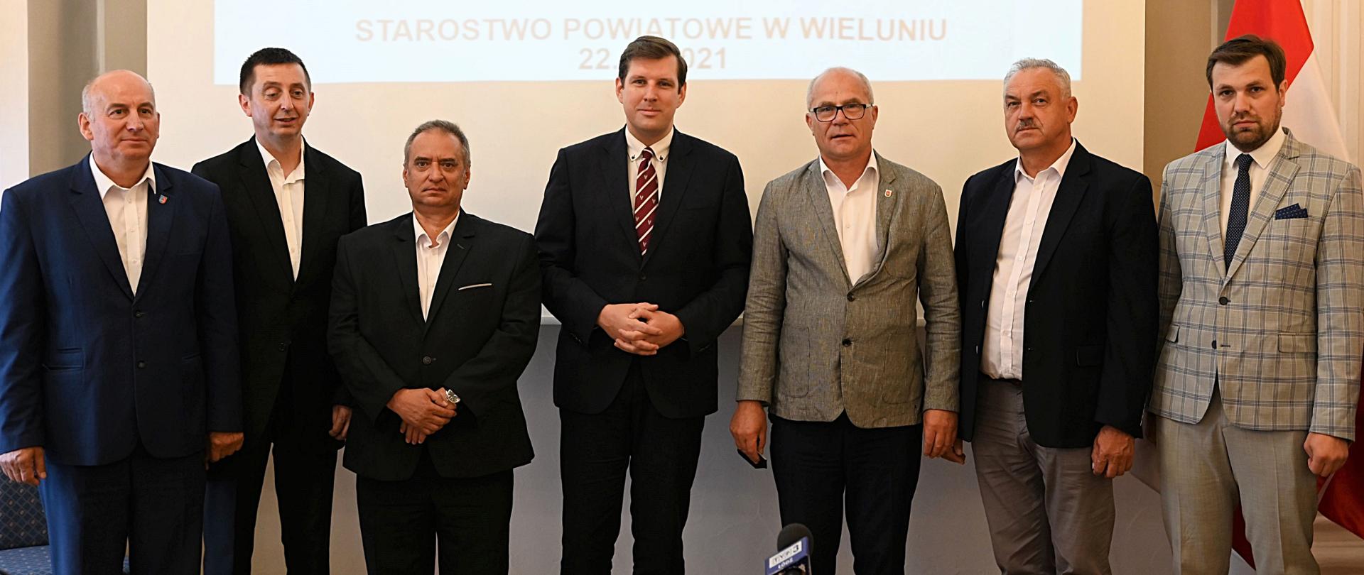 Wspólne zdjęcie wojewody łódzkiego Tobiasza Bocheńskiego i przedstawicieli samorządów, którzy otrzymali dofinansowanie 