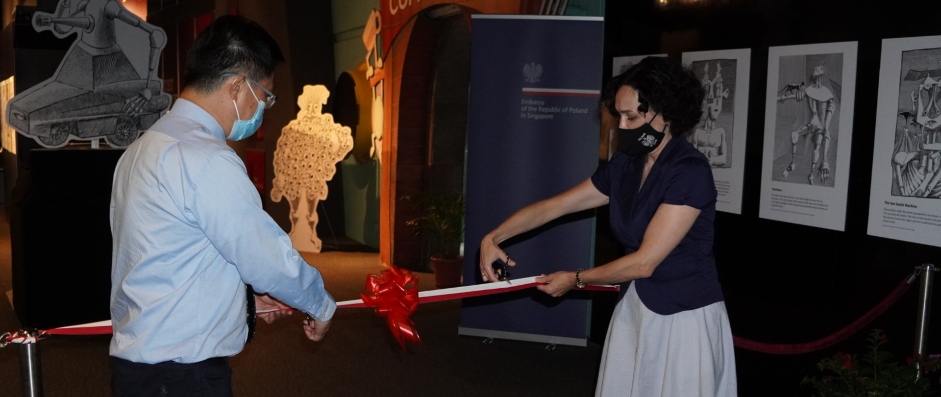 The opening of “Lem’s Bestiary Illustrated by Mróz” exhibition at Science Center Singapore. Ribbon-cutting by Ambassador Magdalena Bogdziewicz and CEO of Science Centre Singapore, Professor Lim Tit Meng