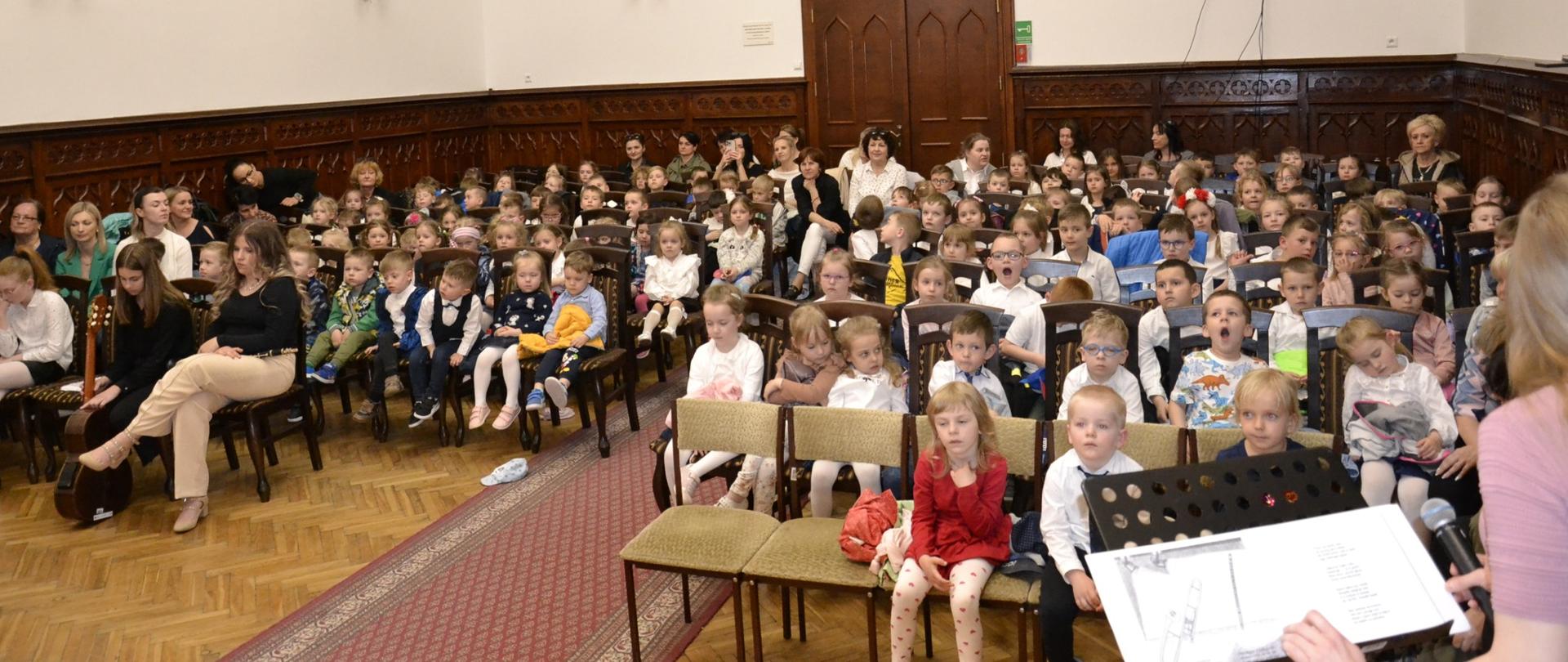 uczestnicy audycji dla przedszkoli na publiczności w sali królewskiej PSM w MIelcu