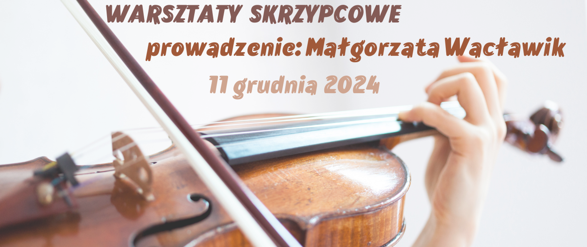 Na tle skrzypiec tekst w kolorze brązowym "Warsztaty skrzypcowe, prowadzenie: Małgorzata Wacławik, 11 grudnia 2024".