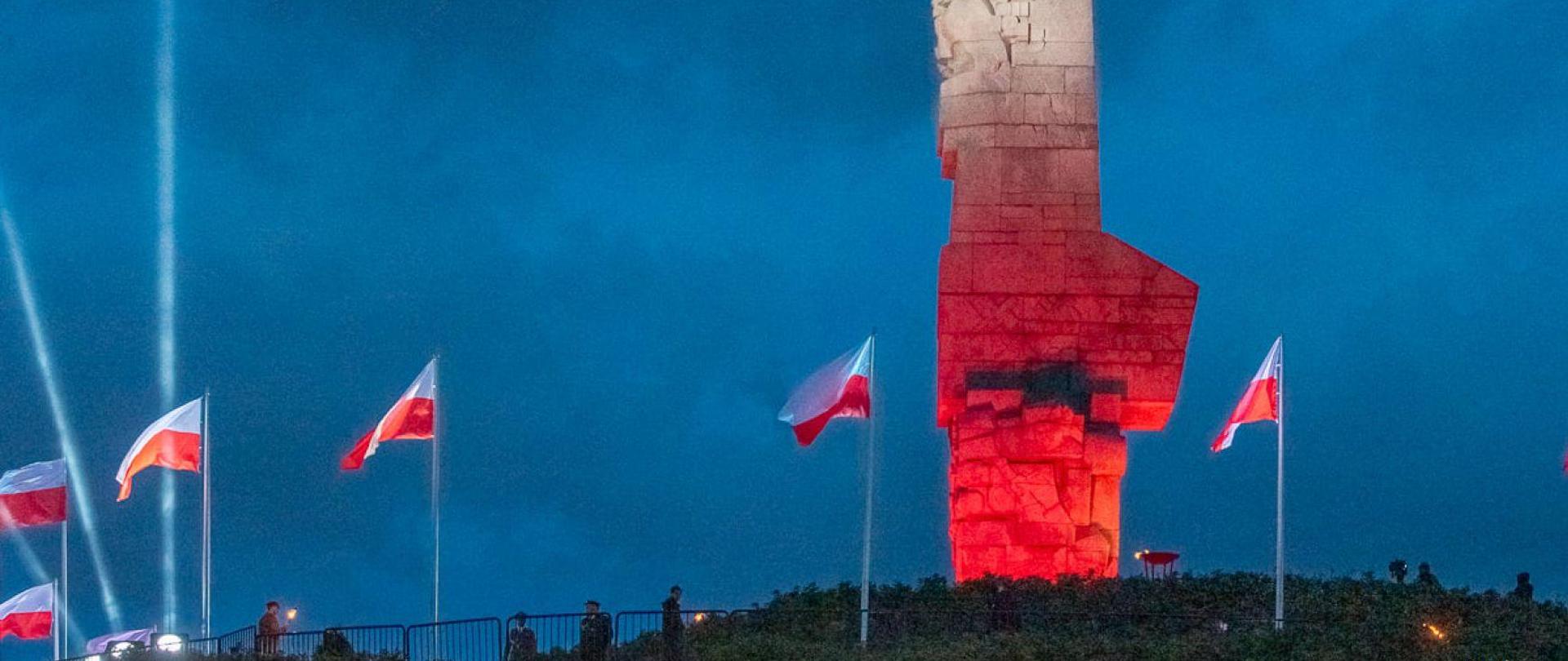 pomnik Westerplatte podświetlony na biało czerwono, 
