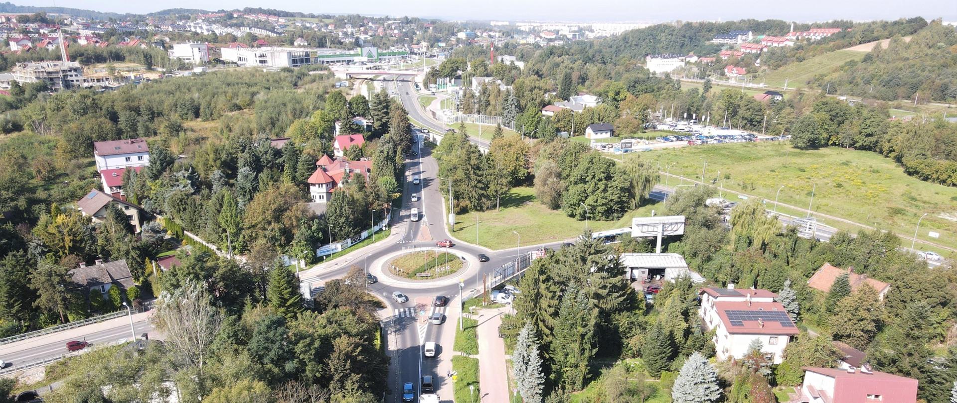 Zdjęcie ronda Wieliczan połączone ul. Krakowską Boczną ("wylotówką") na Kraków i Tarnów.