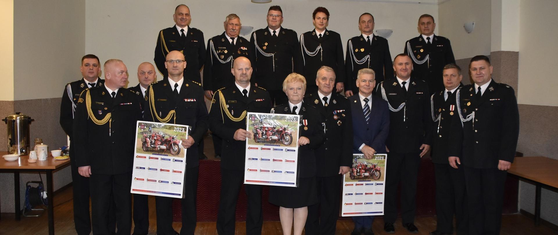 Zdjęcie grupowe osób uczestniczących w spotkaniu wigilijnym Zarządu Oddziału Powiatowego Związku Ochotniczych Straży Pożarnych w Żyrardowie.