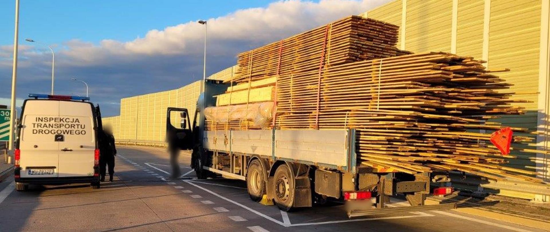 Kontrola nacisków osi i rzeczywistej masy całkowitej ciężarówki z ładunkiem desek. Solówkę zatrzymał na ekspresowej „siódemce”, w pobliżu Szydłowca, patrol mazowieckiej Inspekcji Transportu Drogowego.