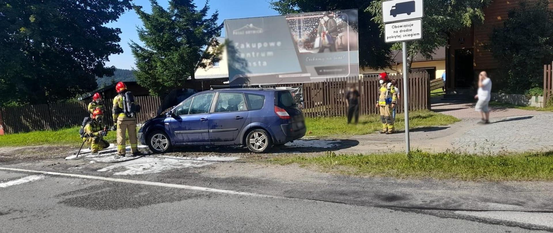 Strażacy gaszą pożar samochodu osobowego