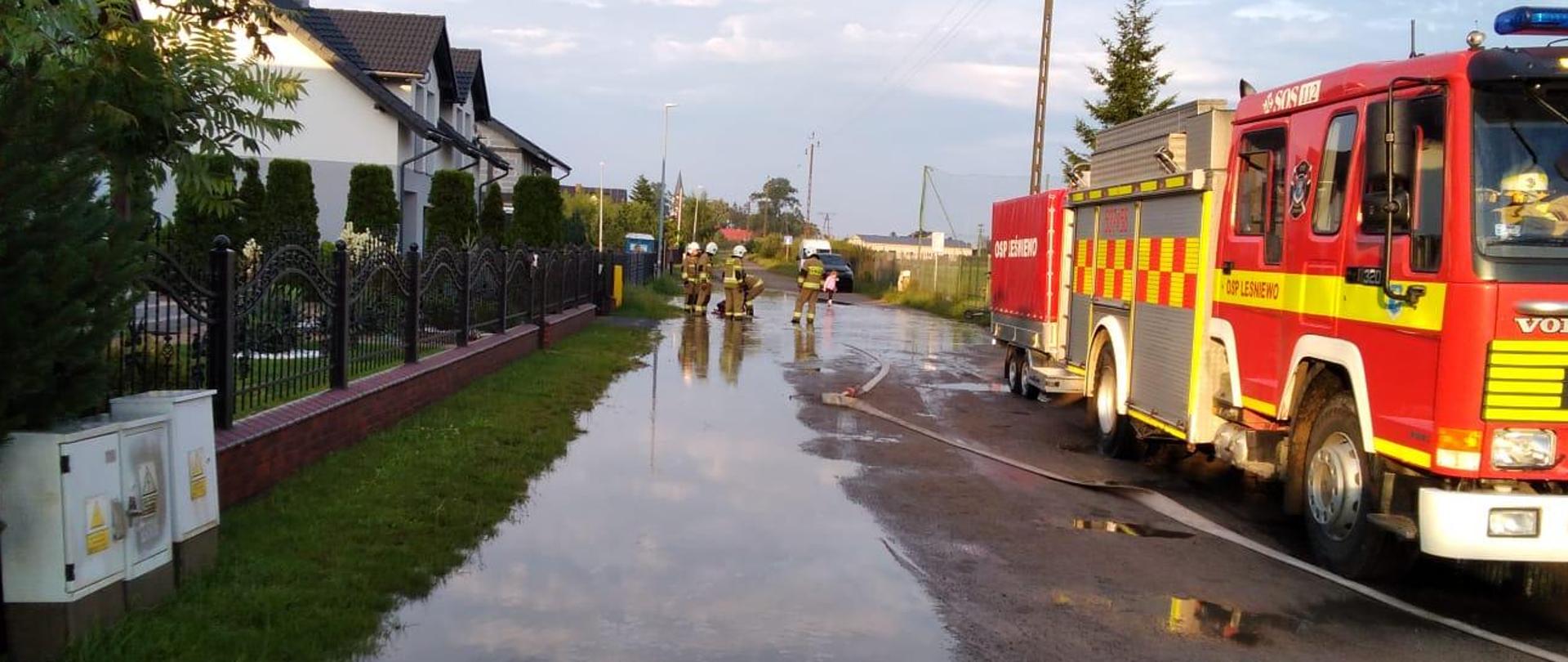 Zalana ulica w działaniach biorą udział strażacy OSP Leśniewo