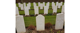 Zdjęcie nowego, imiennego nagrobka na cmentarzu w Bayeux (fot. Jan Ambroziak) 