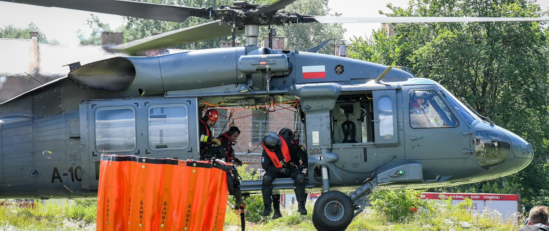 Na zdjęciu widać strażaków oraz zbiornik typu Black Hawk podczas startu