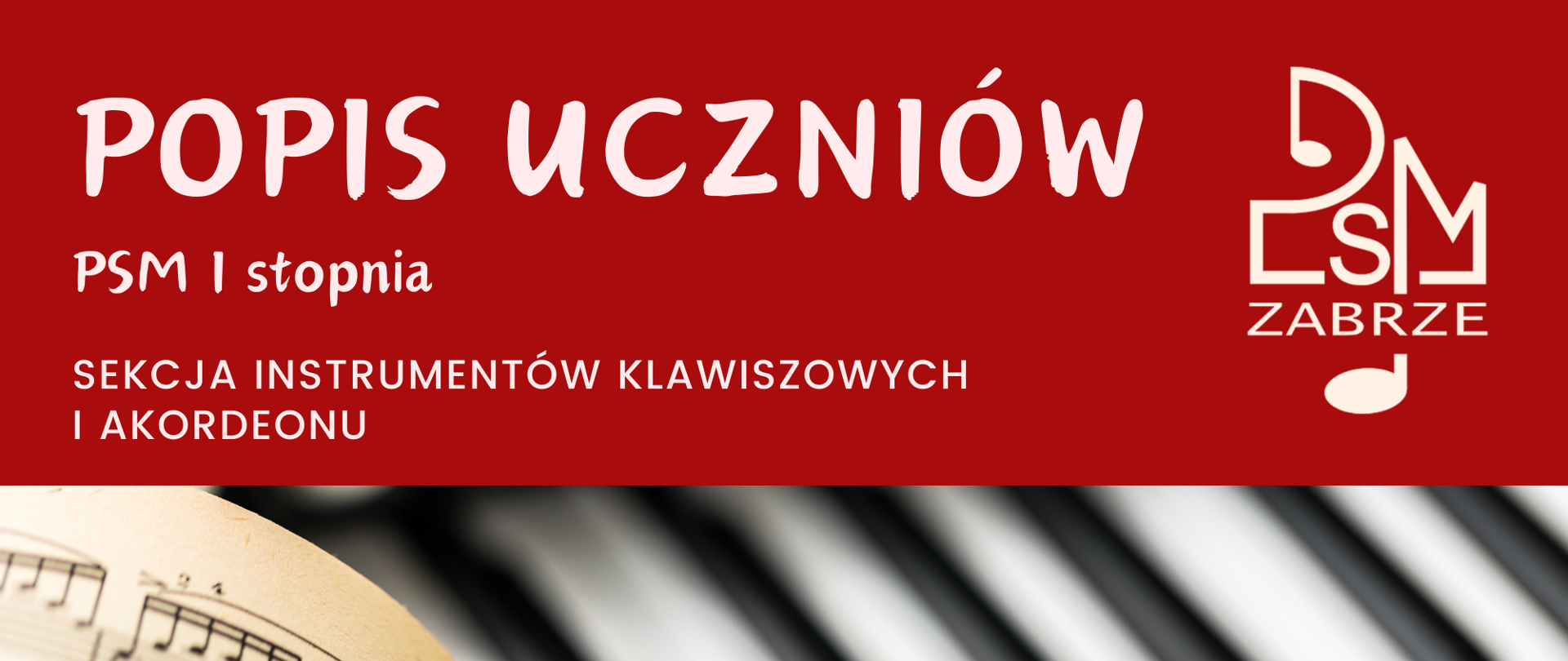 Plakat promujący występ uczniów 21 października o godzinie 16.30. Na czerwonym tle w środku jest zdjęcie otwartej partytury umieszczonej na klawiszach fortepianu.