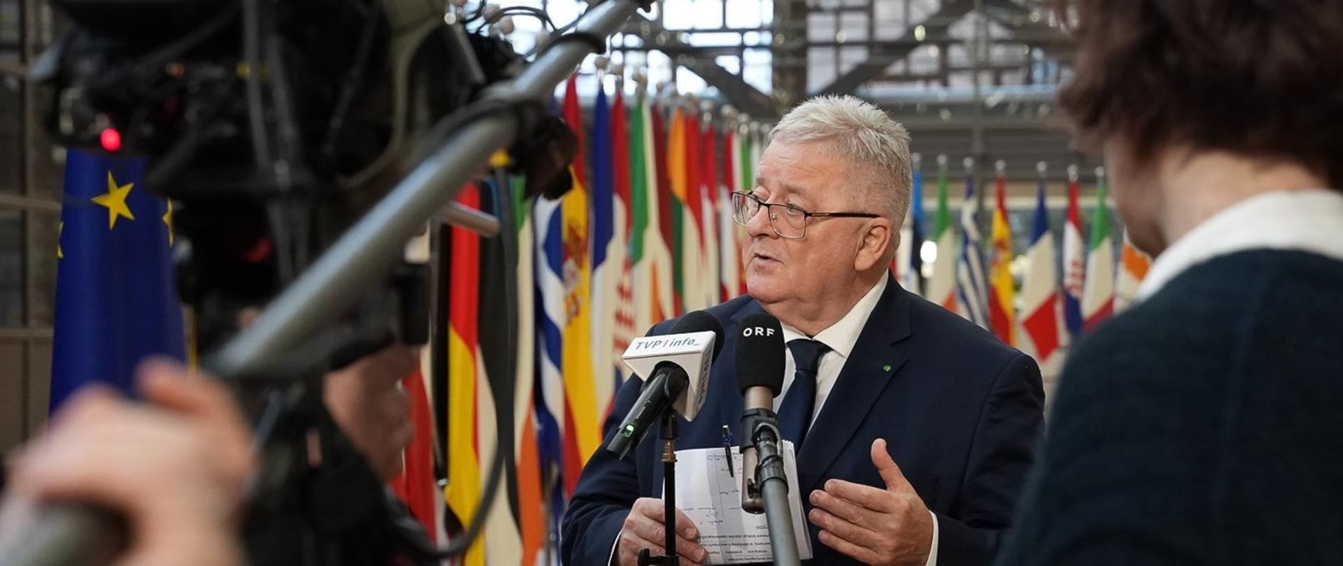 Minister Czesław Siekierski during his media statement (photo by the MARD)