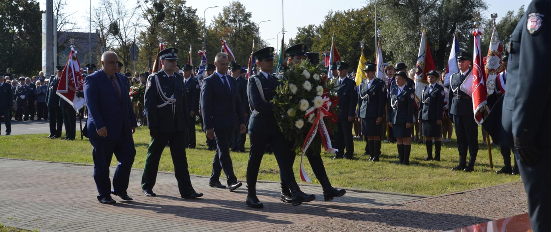 Na zdjęciu kierownictwo KAS składa wieniec pod Pomnikiem Celników Polskich