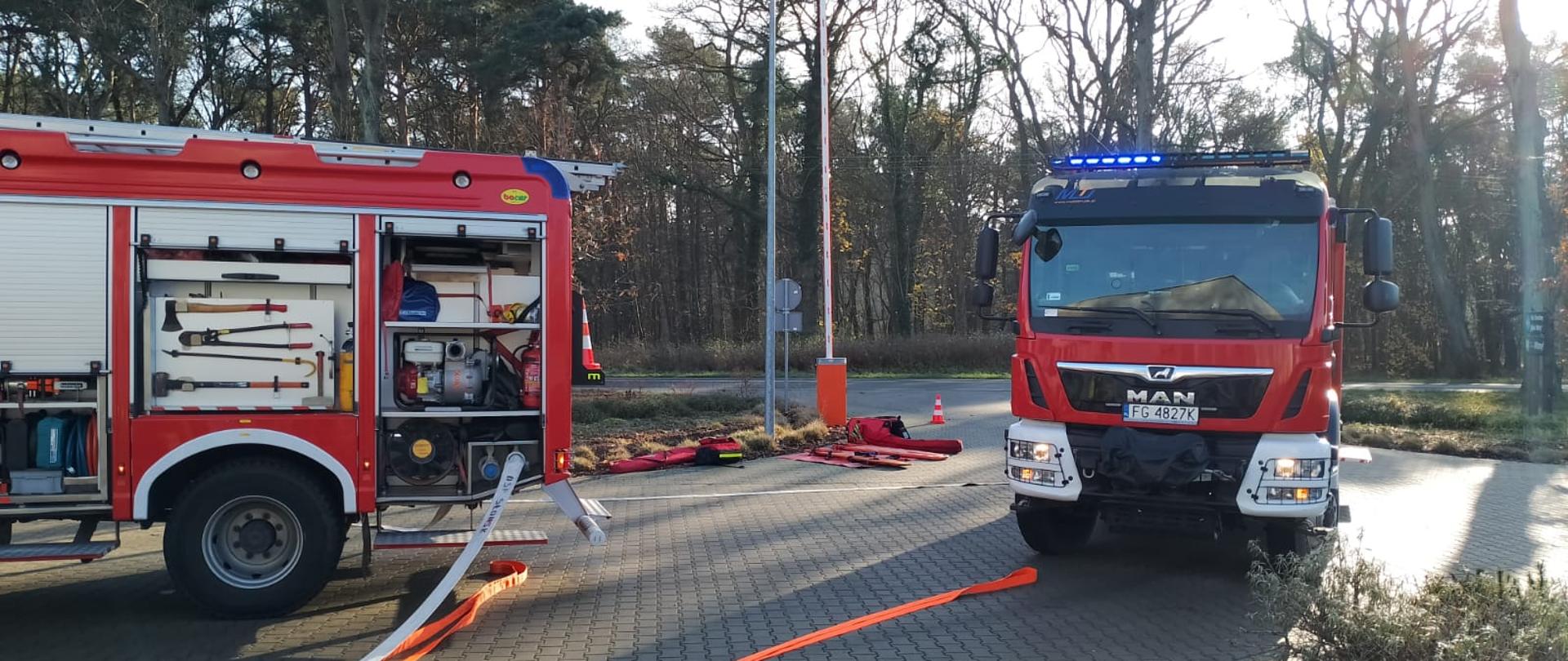 Samochody pożarnicze na ziemi rozwinięte węże pożarnicze