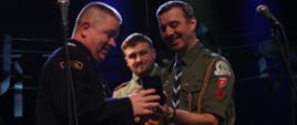 Komendant Powiatowy odbiera medal