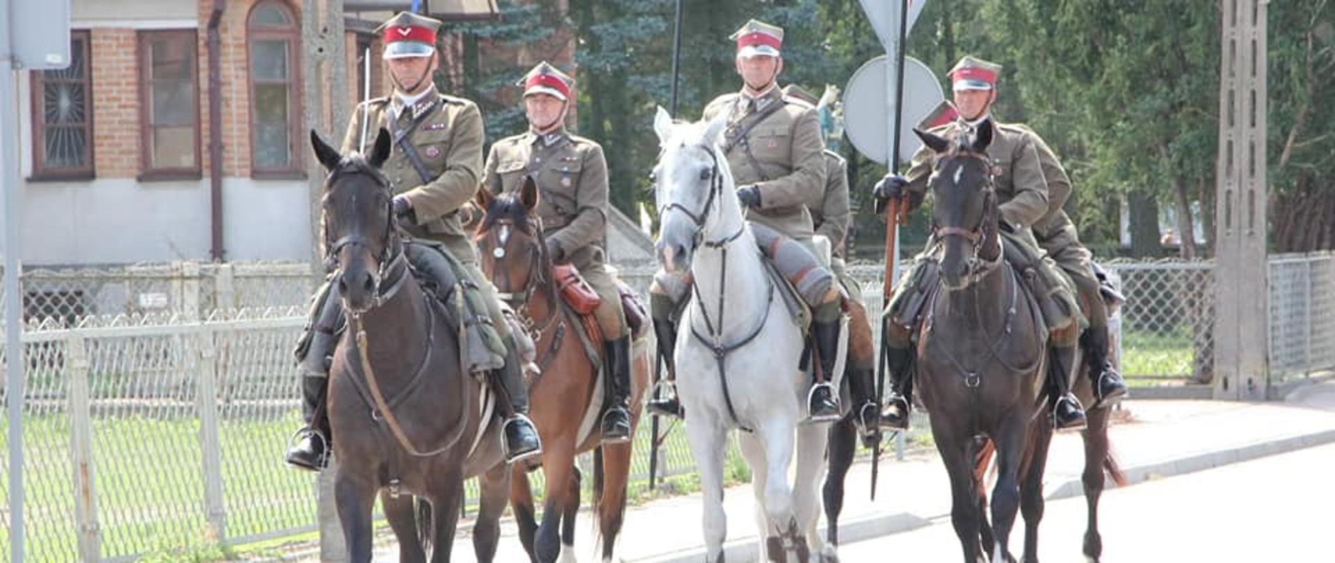 Na zdjęciu widać żołnierzy na koniach