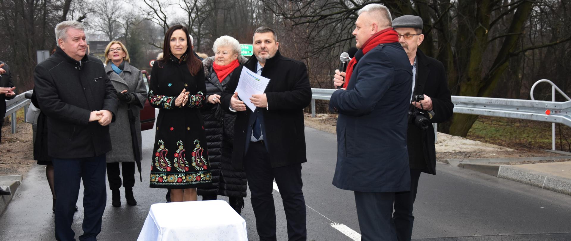 Wicewojewoda Mazowiecki Sylwester Dąbrowski podczas oficjalnego otwarcia wyremontowanego mostu w miejscowości Oziemkówka.