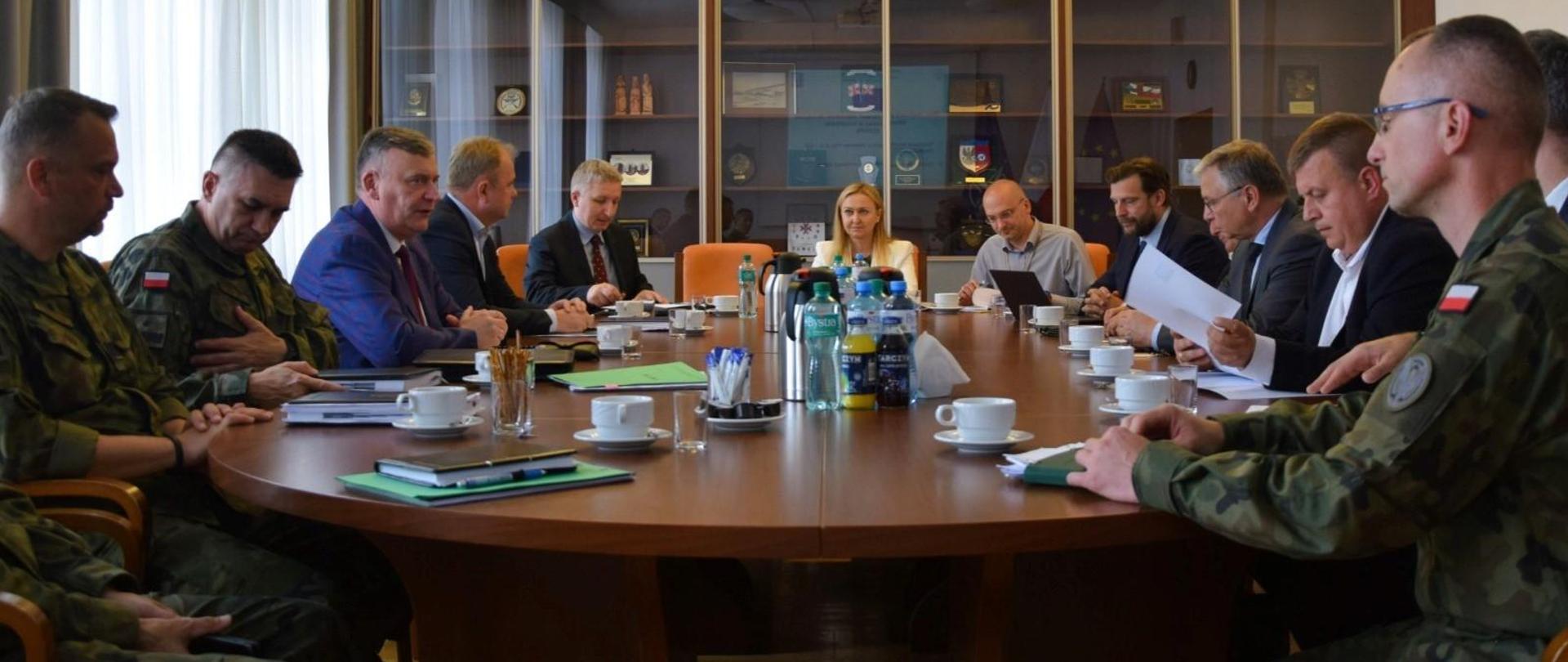 11 czerwca br. sekretarz stanu Paweł Bejda, spotkał się z przedstawicielami zarządów WB Electronics i Polskiej Grupy Zbrojeniowej. Spotkanie odbyło się w związku z wyborem produktów obu spółek do udziału w unijnym programie wspólnych zakupów wojskowych Europejskiego Programu Rozwoju Przemysłu Obronnego (EDIRPA). 